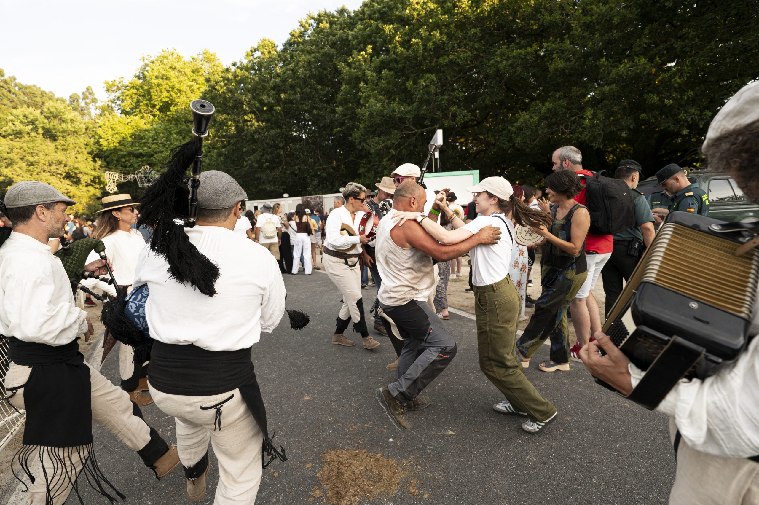 Baile no pasarrúas durante a Rapa