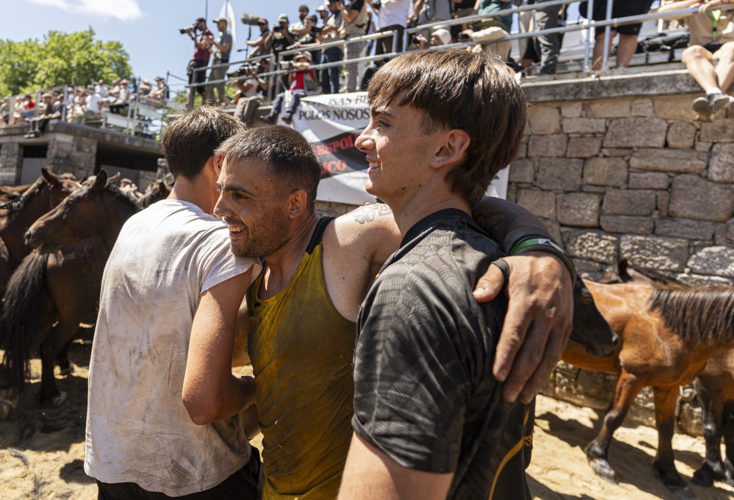 Aloitadores tras rapar unha besta